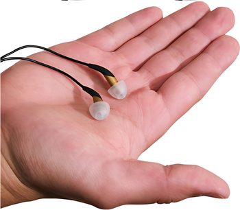 Åben hånd med håndfladen opad. To gyldne in-ear hovedtelefoner ligger i håndfladen