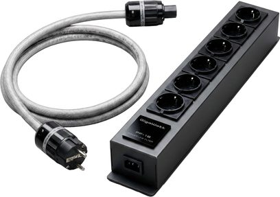 Schwarze GigaWatt PF-1e-Steckdosenleiste mit 6 Steckdosen, mit grau ummanteltem Netzkabel und schwarzen Steckern