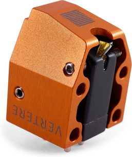 Vertere Acoustics Sabre Tonabnehmer aus orange eloxiertem Aluminium, kantiger Block mit seitlichen Befestigungsbohrungen, eingraviertes Logo, schwarzes Innengehäuse mit sichtbarer goldener Spitze, Ansicht aus vorderem Dreiviertelwinkel