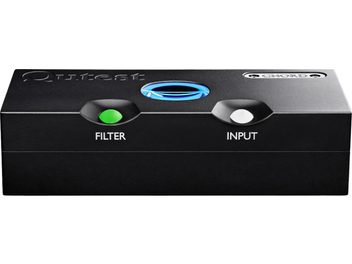 Audio konvertor DAC Qutest černý, pohled zepředu, zelené tlačítko "FILTER", bílé tlačítko "INPUT", modře svítící kruh