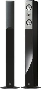 Dva černé sloupové reproduktory Yamaha NS-PC210, pohled zepředu, s viditelnými reproduktory v horní části