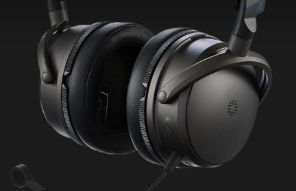 Cuffie gaming circumaurali nero opaco con archetto in metallo, padiglioni spessi e microfono cablato rimovibile in primo piano