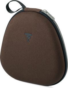 Bruine ovale hoes met zwarte en grijze ritssluiting, Focal-logo in het midden, zwarte lus aan de bovenkant.