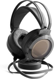 Åbent hi-fi hovedsæt STAX Omega SR-007 Reference MK 2 sort, set fra venstre trekvartersvinkel, liggende på den sammenrullede ledning