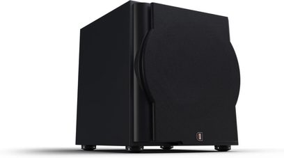 Perlisten R12s subwoofer, hoekaanzicht, zwarte behuizing, ronde voorgrille, zichtbare voetjes, logo onderaan