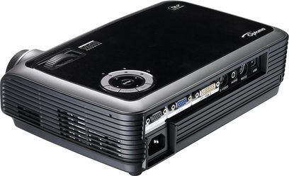 Optoma EW628 sort videoprojektor, set forfra og ovenfra, tilslutningsporte på bagsiden, linse på forsiden
