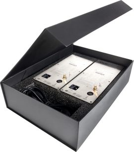 Uitbreidingskaart voor hifi-elektronica, actieve upgrade-kit, hoekaanzicht, open zwarte doos, 2 metalen kaarten, zwarte schuim, zwarte kabel