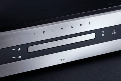 Primare CD35 Silber CD-Player, Vorderansicht, Nahaufnahme, "PRIMARE"-Beschriftung, Bedienungstasten, CD-Schlitz