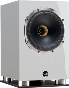 Fyne Audio F500SP hvid lakeret bogreolhøjttaler, set forfra. Cirkulær sort højttaler i midten, sølvfarvet metalrist