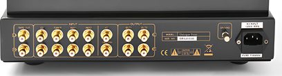 PrimaLuna DiaLogue Three stereoforforstærker, sort frontpanel med 16 forgyldte vakuumrør og forgyldte RCA-stik