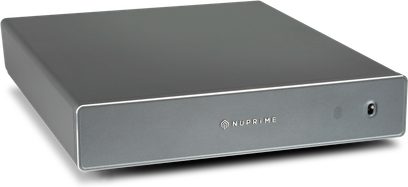 Vysokofidelitní výkonový zesilovač Nuprime AMG STA Silver, pohled zepředu, obdélníkový kovový šedý kryt