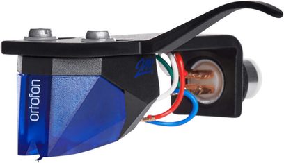 Ortofon 2M BLUE eelpaigaldatud helipea hoidik, külgvaade, must korpus, sinine kate, 4 ühendusjuhet: punane, roheline, valge, sinine