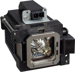 Sort JVC DLA-NP5 videoprojektor med synlig projektorlampe gennem en åbning på toppen af kabinettet