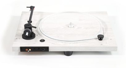 Toca-discos New Horizon 129 branco visto de cima, braço de leitura preto, prato branco, botões e tomadas na frente