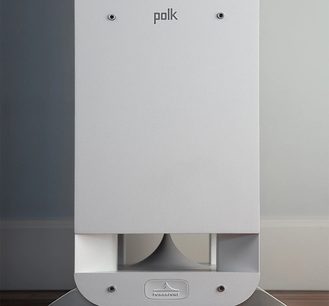 Polk Audio S55 hvid gulvhøjttaler, set forfra, med grå frontgitter, diskant og højttalerenheder synlige