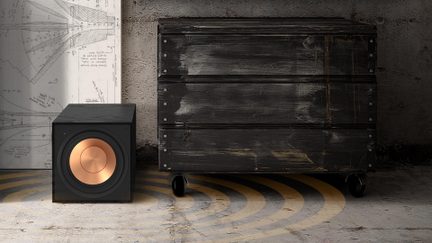 Sort kubisk subwoofer i træ, synlig kobberfarvet metalkegle i midten, set forfra