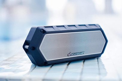 Trådløs, tilsluttet Soundcast VG1 sort, kompakt og rektangulær højttaler, metallisk frontgitter, set fra tre kvarter vinkel