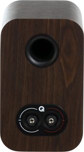 Zadní pohled na knihovnovou reproduktorovou skříň Q Acoustics 3010c v ořechovém provedení, dřevěný kryt s ořechovým povrchem, kruhový černý basový port a dvojitý svorkovnicový panel označený bílou a červenou barvou