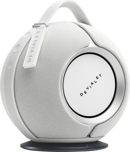 Kaasaskantav valge DEVIALET Mania Bluetooth-kõlar, sfäärilise kujuga, integreeritud käepidemega, kolmveerandvaates