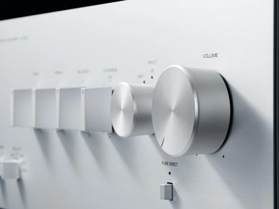 Yamaha A-S500 sidabrinės spalvos hi-fi stereo stiprintuvas, vaizdas iš priekio, sukamieji garsio ir pasirinkimo rankenėlės, šlifuoto aliuminio priekinis skydelis