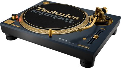 Technics SL-1200M7G blå platespiller med svart platetallerken og gulldetaljer, sett fra trekvart vinkel