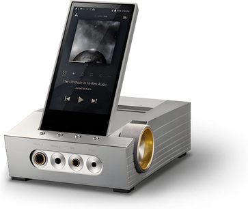 Przedwzmacniacz słuchawkowy Astell&Kern ACRO CA1000 w kolorze srebrnym z dotykowym ekranem wyświetlającym interfejs audio, widok z przodu w perspektywie