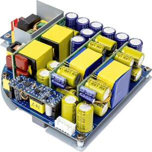 Scheda interna dell'amplificatore hi-fi Nuprime IDA-9 argento, vista obliqua, condensatori gialli/viola su PCB blu, telaio in metallo