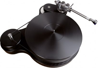 Platine vinyle noire vue de trois-quarts arrière, bras de lecture métallique avec contrepoids et cellule, plateau plein
