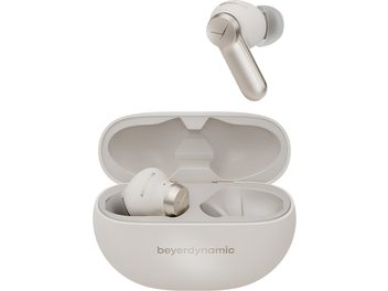 Vista leggermente dall'alto di un set di auricolari intrauricolari Bluetooth Beyerdynamic Amiron 100 color crema in plastica opaca beige, con custodia ovale abbinata aperta che mostra un auricolare alloggiato e un secondo auricolare posizionato sopra.