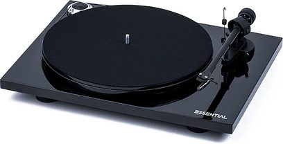 Pro-Ject Essential III sort lakeret pladespiller, set lidt fra siden ovenfra. Tonarm med pickup. Mat sort pladespindel