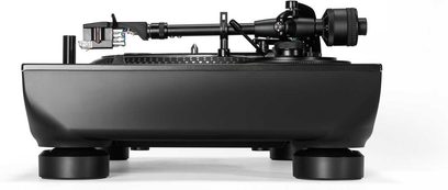 Hi-Fi gramofon Reloop RP-7 v černé barvě z kovu a plastu, pohled zepředu, raménko, protizávaží a izolované nožičky