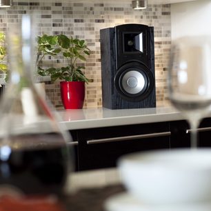 Klipsch Synergy B-20 sort bogreolhøjttaler, set forfra, diskant og mellemtone-højttaler, på lys træhylde