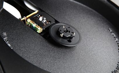 Rega APOLLO CDP sort CD-afspiller, tæt topvisning, åben bakke med synligt mekanisme, sølvfarvet drejeknap