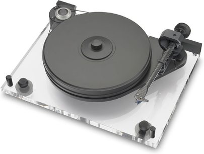 Pro-Ject 6-PerspeX DC pladespiller set ovenfra i 45° vinkel, gennemsigtig pladetallerken, sort tonearm, på akrylbase