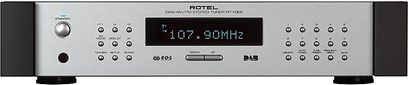 Rotel RT 1082 sølvmetal audio-tuner, grønt display, forudindstillede knapper og AM/FM/DAB-båndsindstilling, hovedtelefonstik