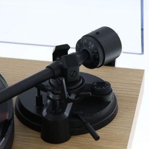 Hi-fi gramofon Enova HIFI Vision 2 SET Beech, bližnji pogled na črno ročico z utežjo in vidnimi nastavitvami