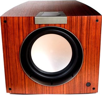 Klipsch P-312W subwoofer i merlotfarvet træfinér, set forfra, med sort cirkulær centralhøjttaler og rektangulær ventilationsåbning i børstet metal