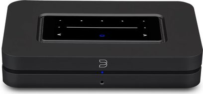 BlueSound NODE sort netværksaudioafspiller (2021), set forfra, aflang rektangulær form, blå LCD-skærm i midten, touch-knapper