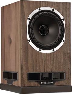 Diffusore da scaffale Fyne Audio F5S in legno di noce, vista a tre quarti anteriore, altoparlante coassiale, condotto reflex frontale