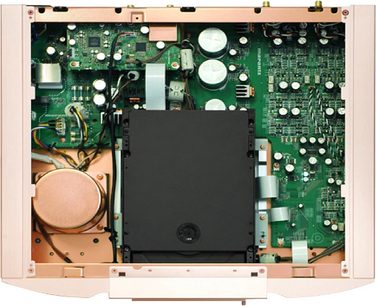 Indvendigt syn af en åben sort Marantz SA-11S3 CD-afspiller, der viser det grønne printplade med elektroniske komponenter