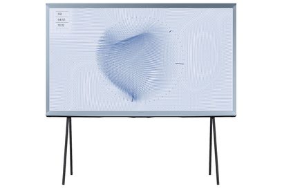 Samsung The Serif QE65LS01BB 2022 fladskærms-TV med abstrakt blåt mønster på hvid skærm, set forfra på sorte fødder