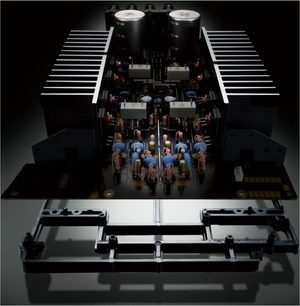 Yamaha A-S701 sidabrinės spalvos hi-fi stereo stiprintuvas, priekinis vidinis vaizdas, elektroninės grandinės, transformatoriai, radiatoriai