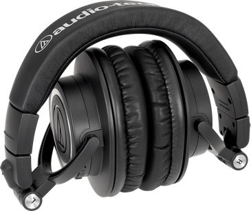 Bezdrátové hi-fi sluchátka ATH-M50xBT2, černý polstrovaný náhlavní oblouk, černé kulaté složené náušníky, viditelné logo na pouzdrech