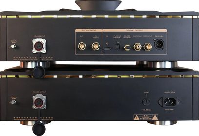 Vista trasera del reproductor de CD de alta fidelidad Cayin Pearl 30C negro de metal, con doble chasis superpuesto con ribetes dorados, pies cilíndricos plateados y panel de conectores BNC, XLR, coaxiales y ópticos
