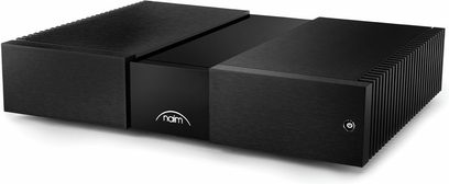 Naim Audio NAP 350, magas minőségű erősítő, fekete csiszolt alumínium ház, téglalap alakú, oldalsó bordás hűtőbordák, középen ívelt homlokzat fehér logóval, derékszögben elhelyezett világító bekapcsoló gomb, 3/4-es előlátás