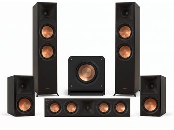 Čierna súprava domáceho kina Klipsch 5.1 so stĺpovými, regálovými a centrálnym reproduktorom a subwooferom s medenými meničmi