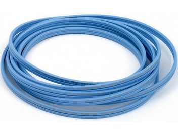 Câble audio bleu clair enroulé en spirale, vu de dessus, composé de plusieurs brins torsadés