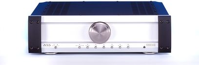 Musical Fidelity A5 stereo hi-fi forstærker, forsiden er sølvfarvet med knapper, central volumenkontrol, digitalt display, set forfra på blå baggrund