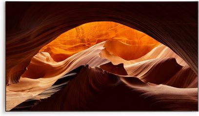 Schermo di proiezione Projeo Frame ALR LT 100 con cornice sottile nera, vista frontale con immagine di canyon dai toni aranciati