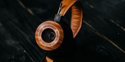 Grado GS2000e hovedtelefoner med lys, året træ, runde åbne ørepuder, brunt læderhovedstykke, på sort baggrund